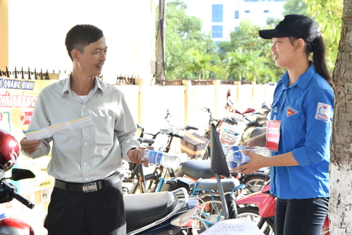 Phát nước miễn phí cho thí sinh và người nhà