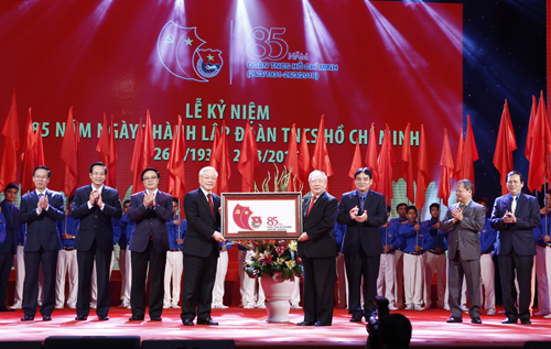 Nhân dịp này, thay mặt Ban Chấp hành Trung ương, Bộ Chính trị, Ban Bí thư, Tổng Bí thư Nguyễn Phú Trọng đã có lẵng hoa tươi thắm và quà lưu niệm tặng các lãnh đạo và nguyên lãnh đạo Trung ương Đoàn.