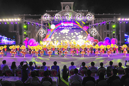 Tiết mục hát múa tại Lễ khai mạc Festival Nhà thiếu nhi toàn quốc lần thứ VI, năm 2016 tại Khánh Hòa 