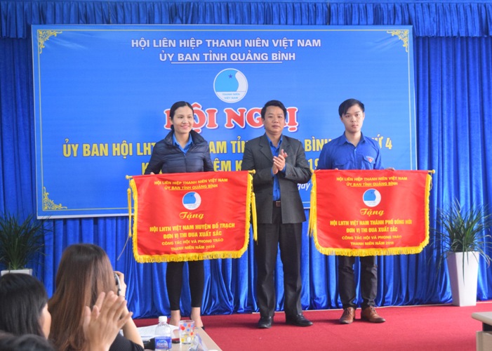 Anh Nguyễn Văn Sáu - Phó Chủ tịch Hội LHTNVN tỉnh tặng cờ thi đua xuất sắc trong công tác Hội và phong trào thanh niên năm 2016 cho 2 đơn vị dẫn đầu.