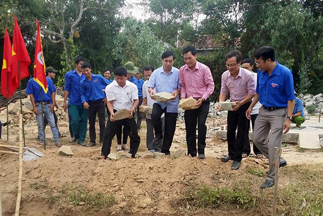 Đại diện các đơn vị hỗ trợ và đoàn viên thanh niên tiến hành lễ bỏ móng, khởi công xây dựng nhà nhân ái cho chị Phạm Thị Nguyệt.
