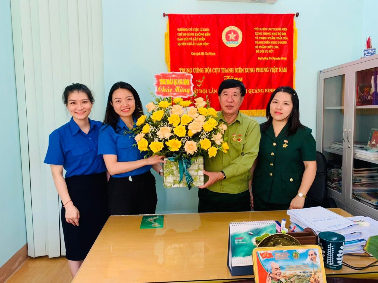 Đồng chí Lê Thị Ngọc Hà - Phó Bí thư thường trực Tỉnh Đoàn tỉnh hoa, quà cho Hội cựu TNXP tỉnh