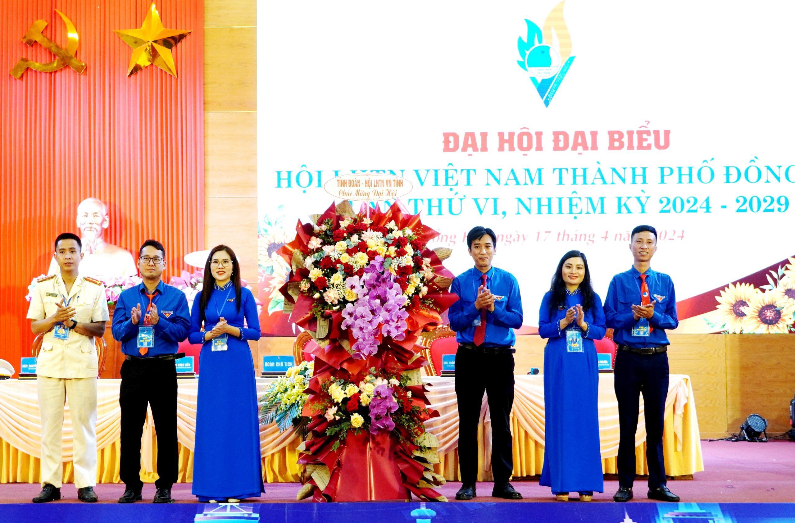 Đồng chí Trần Khánh Cường - Phó Bí thư Tỉnh đoàn, Chủ tịch Hội LHTN Việt Nam tỉnh tặng hoa chúc mừng đại hội