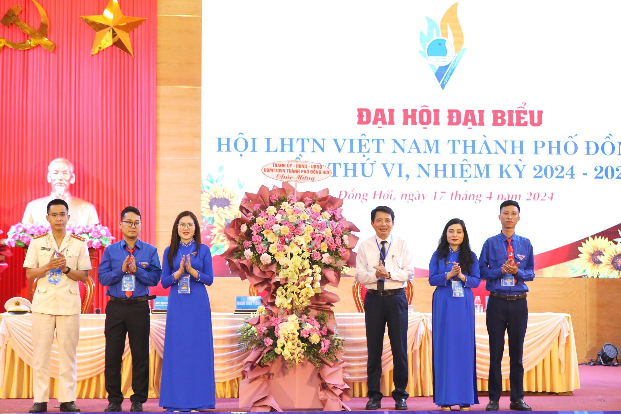 Đồng chí Hoàng Ngọc Đan - Chủ tịch UBND TP. Đồng Hới tặng hoa chúc mừng Đại hội